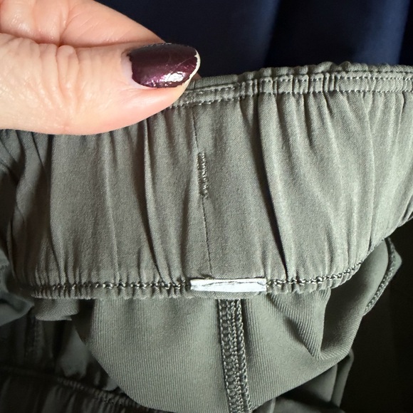 NWOT Women’s Lululemon On the Fly Mid-rise crop TravelWoven Size 4 Gray Sage - Picture 9 of 10
